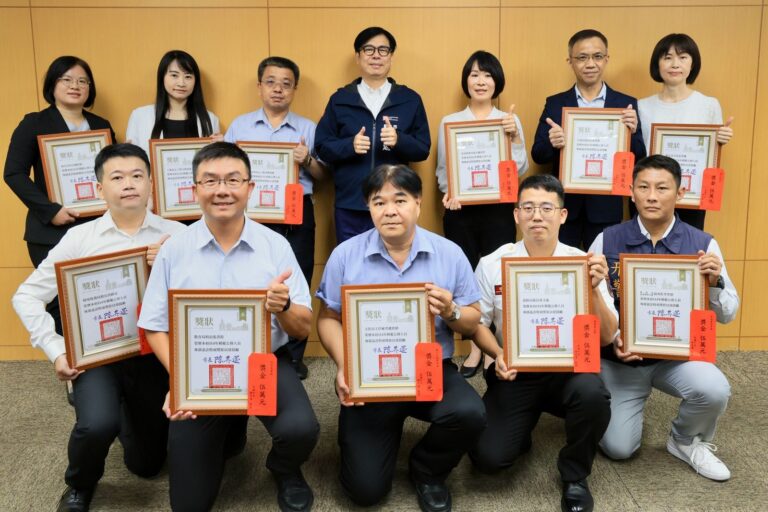 圖3本次市政會議表揚本府114年模範公務人員，計有環境保護局洪股長緯廷等12員。