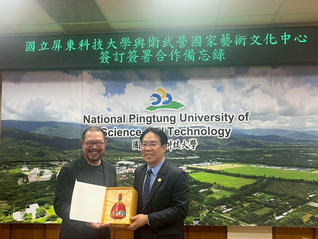 屏科大校長張金龍(右)致贈禮物予衛武營藝術總監簡文彬(左)。圖片_屏東科技大學提供