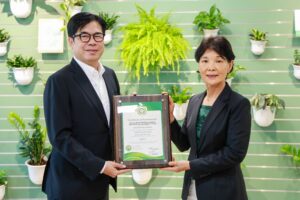 圖說1_淨零學院參加英國綠色世界獎，獲「氣候變遷永續發展類-銀獎」殊榮，環保局長張瑞琿獻獎給市長陳其邁。