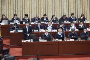 圖說：市長陳其邁於總質詢中，答覆議員有關半導體人才培育、南高雄發展規劃及學童營養午餐設計等議題。
