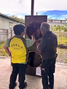 4、社工教導街友如何使用洗烘衣機服務