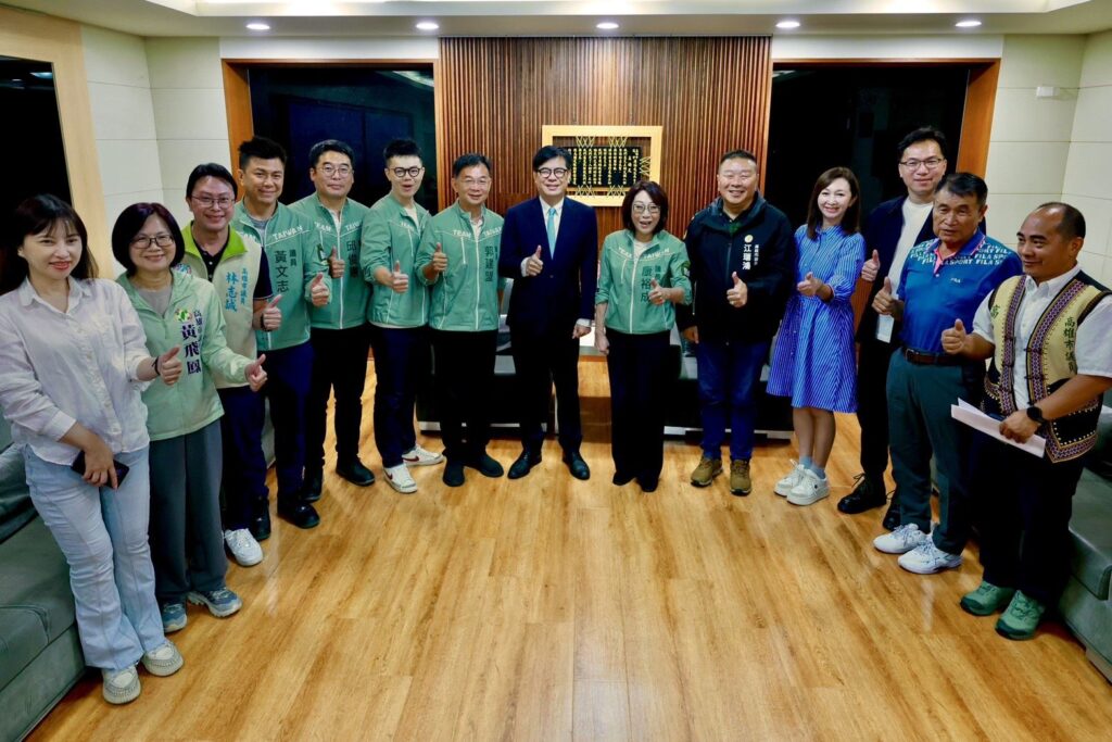 圖說1_高雄市議會第4屆第8次定期大會開幕，陳其邁率領市府團隊拜會各黨團、議長康裕成、副議長曾俊傑。