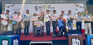 圖說4-長期擔任中央跟地方連結橋樑的立法委員劉建國也到場共襄盛舉，期許廠商及求職者都順利找到千里馬及伯樂。