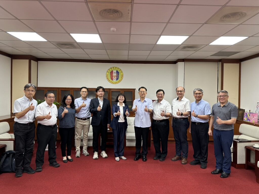 高雄空大陳月端校長(左六)率領團隊拜會台灣警察專科學校劉鴻烈校長(左七)及各科主任