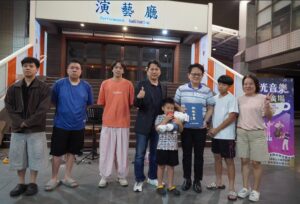社教館「星光音樂咖啡廣場」悠揚樂音伴咖啡香 企業暖心相挺藝文　晨炭科技翁敏航董事長好禮傳愛