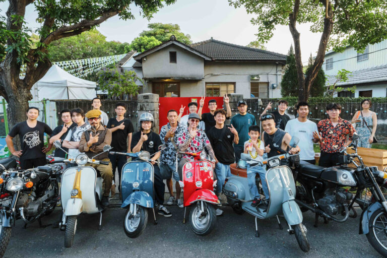 PressRelease_9.眷村街道集結金龜車與偉士牌經典老車展示，部分車友並以復古裝扮現身，展現濃濃懷舊風格。