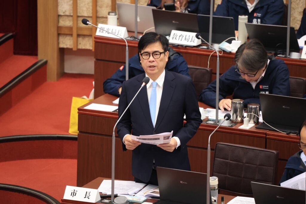 圖說2：陳其邁答覆河川疏濬、左楠地區地方建設、都市計畫以及原鄉學校社團經費籌措等議題。
