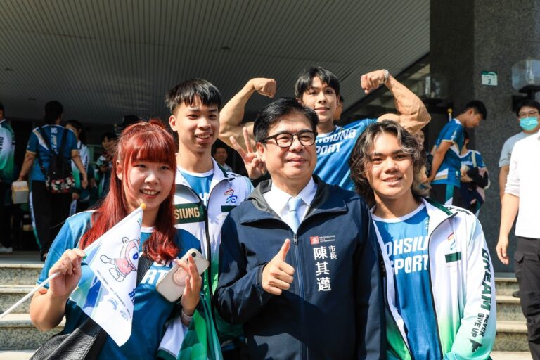 圖說5-6陳其邁與選手合影留念，勉勵選手以輕鬆、自信的心情迎接挑戰。