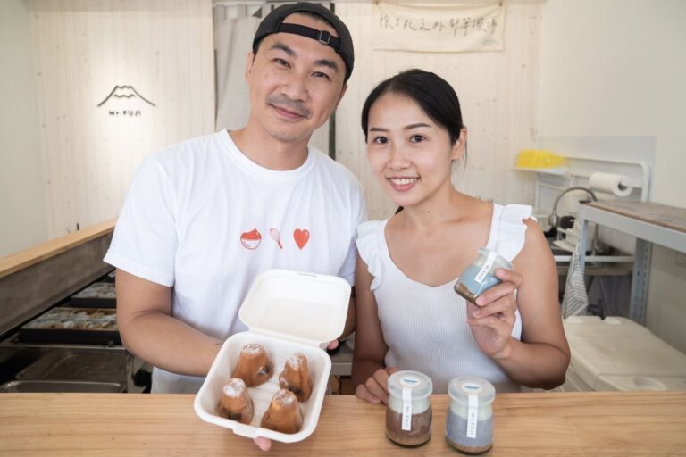 圖說八：高雄在地青年攤商業者以日本富士山為獨家造型的雞蛋糕，熱情以特色小點歡迎「翡翠騎士」的到來。