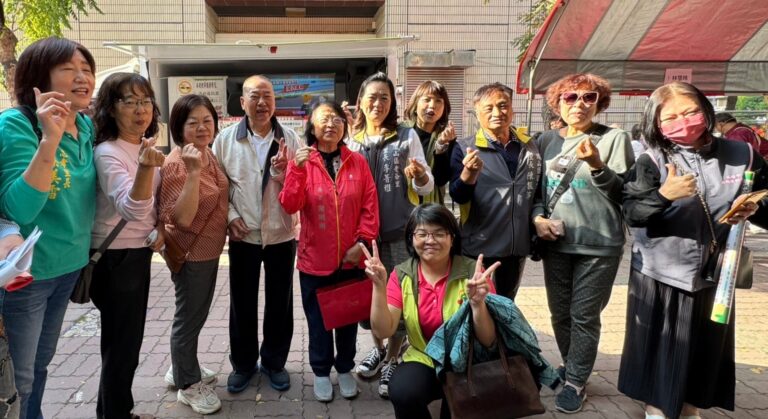 社會局長及參加活動的貴賓合照