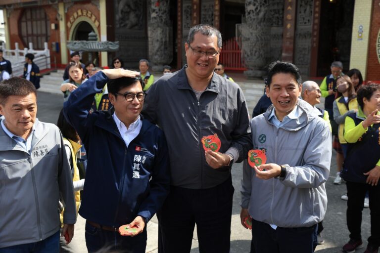 圖說4_現場民眾排隊領取龍年小紅包，人龍絡繹不絕，除了攜家帶眷，也有民眾熱情請市長於帽子、春聯、小紅包簽名紀念，並與市長開心合影。