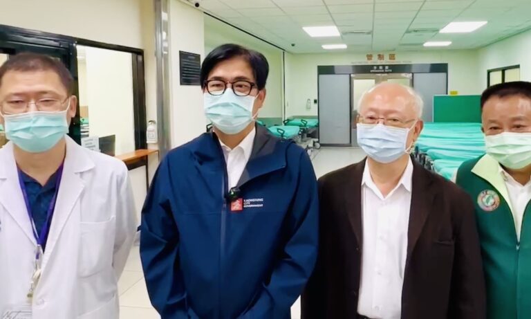 圖說：陳其邁市長先後前往台南成大醫院與新樓醫院探視工安意外傷者。03