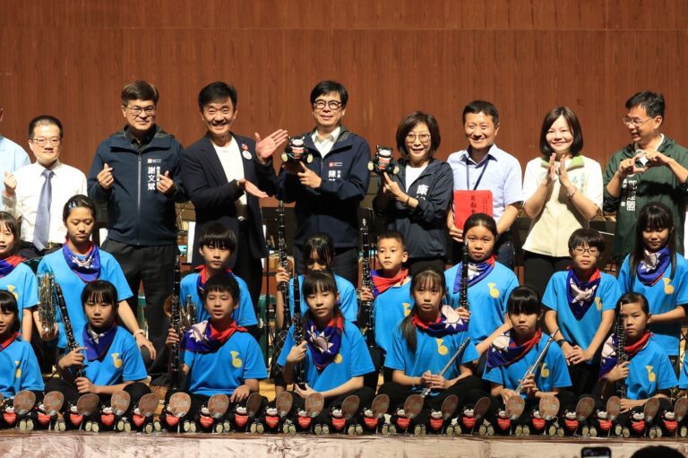 圖4管樂團學童、師長與陳其邁市長等人合影。