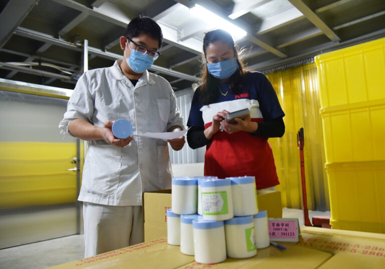 通傳_張凱智左經由短短3個多月職訓，不僅順利轉換跑道擔任化工廠的倉儲管理員，薪水還比以往多出5K。