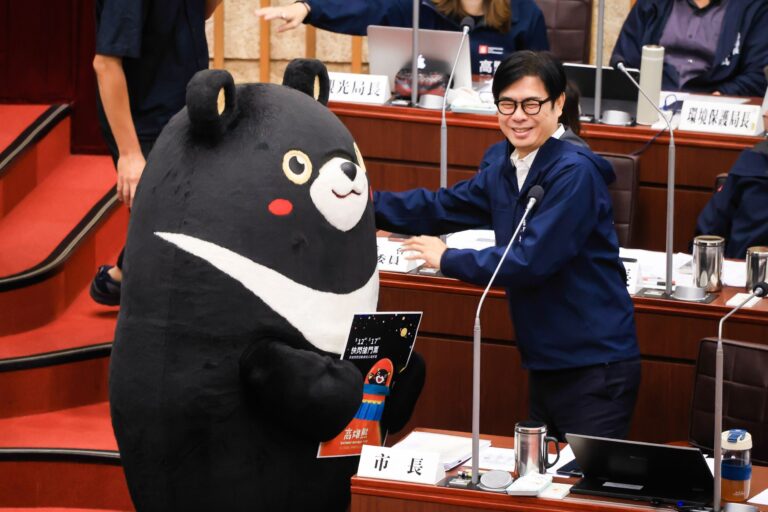 圖1：觀光大使高雄熊首次受邀至議會備詢，宣傳將於519於駁二舉辦BIRTHDAY_RUN_WAY發表會。