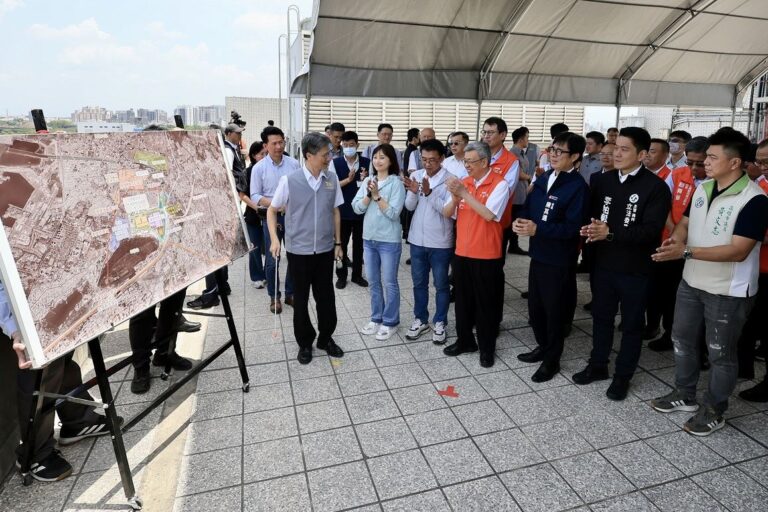 圖3：陳其邁市長陪同行政院長陳建仁，視察楠梓園區聯外交通計畫推動情形。
