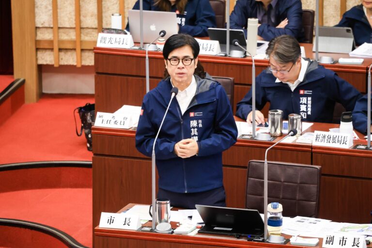 圖說：陳其邁在總質詢中，針對公園遮陽設施、大林蒲遷村房屋方案價格及新大寮行政中心規劃等議題答覆議員