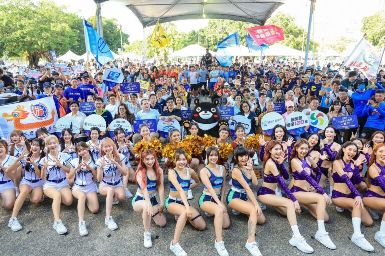 圖3_高雄市長陳其邁與在地立委、議員及貴賓一同進行開幕啟動儀式，並與啦啦隊及所有參賽隊伍、高雄最萌吉祥物高雄熊留下紀念大合照。