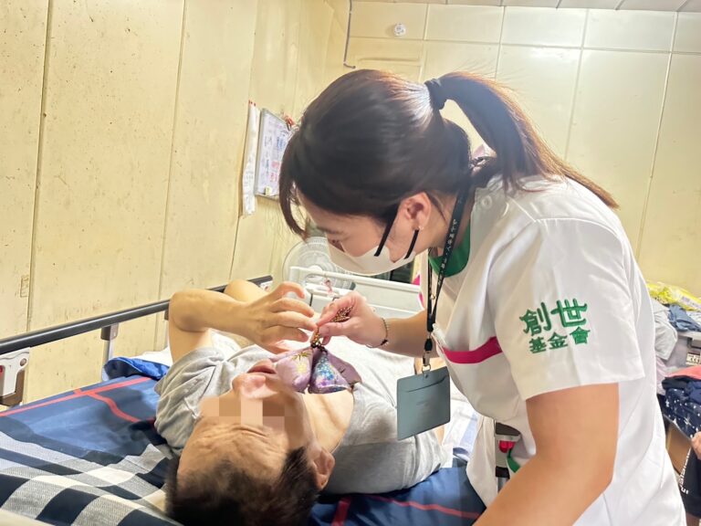 護理師讓案主聞香包提供嗅覺刺激訓練