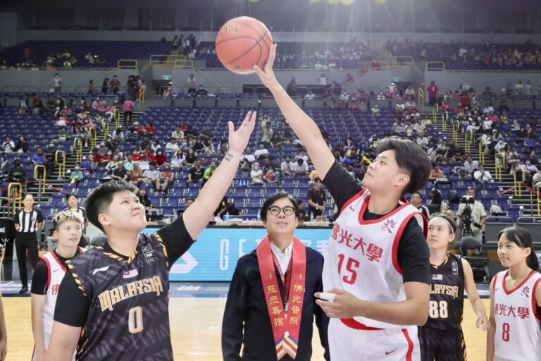 圖4：2024佛光盃大學籃球邀請賽自7月23日至28日，陳其邁為女子組佛光大學對戰馬來西亞代表隊場次進行開球。