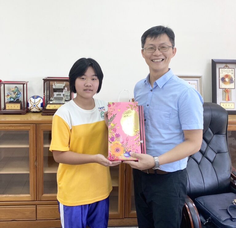 04中崙國中學生陳千慧（左）榮獲全市國中作文比賽第六名。校長陳逸賢（右）頒獎表揚。