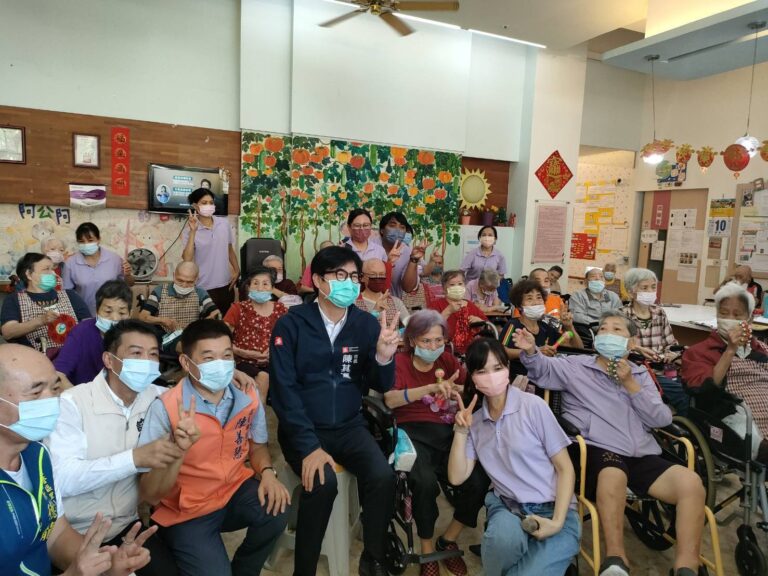 高雄市長陳其邁和長輩開心合影。