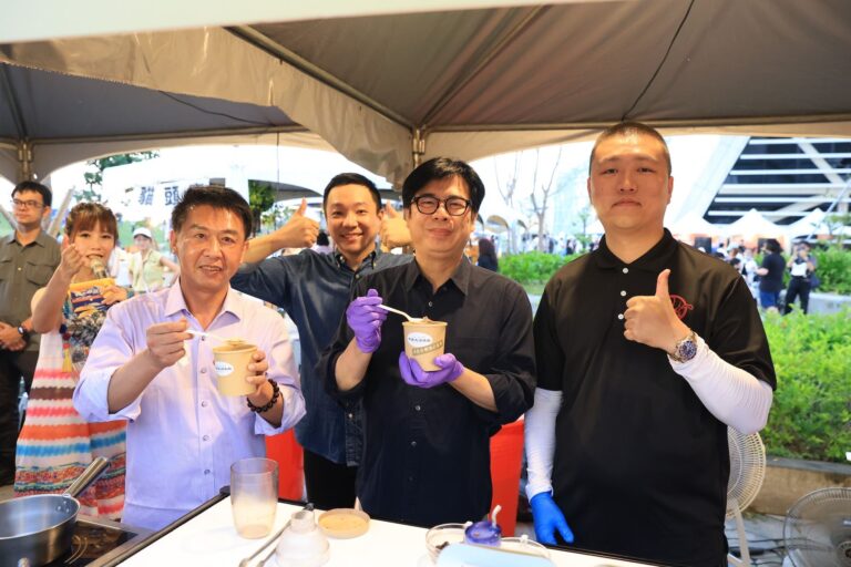 圖2_市長陳其邁到米其林必比登推介餐廳「牛老大涮牛肉」攤位，體驗製作全台首創限量「必富湯」，並親自品嘗，直呼美味。