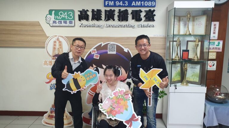 兩屆總統教育獎得主姚宥米中與父親姚宗元右拜訪高雄廣播電臺，臺長王永隆左迎接