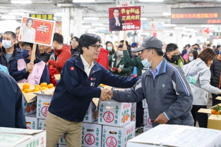 2市長陳其邁清晨巡訪鳳山果菜市場、高雄果菜批發市場，關心供應情形，並為攤商加油打氣。