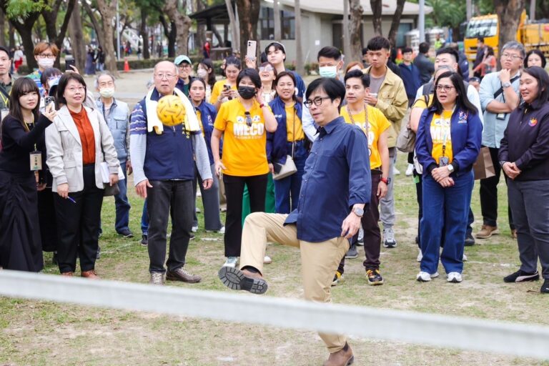 圖5.市長陳其邁體驗東南亞藤球運動。
