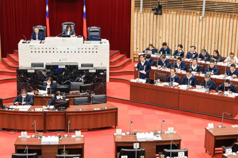 圖2_針對對等關稅衝擊，陳其邁表示其牽涉到整個產業變動，政府應拿出最佳對策，全力支持產業佈局全球，把握機會立足世界。
