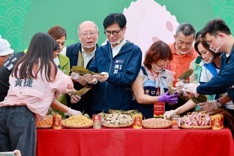 圖4_市長陳其邁出席「三鳳慶端午_和風粽飄香」百人封街包粽活動，親自動手體驗包粽樂趣。