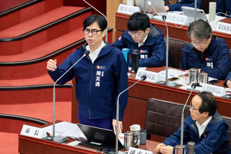 圖說：市政總質詢的最後一天，針對議員建議市府原民會設農政組的構想，陳其邁答詢表示，此恐有疊床架屋之虞，須再考量。