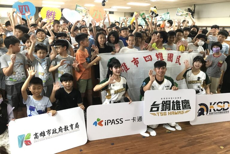圖說01_台鋼雄鷹啦啦隊球員「校園出任務」造訪四維國小