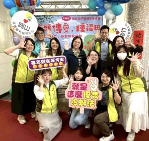 局長攜手社工庄頭傳愛作伴行。