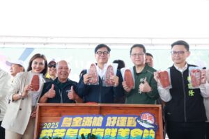 圖3_市長陳其邁稱讚烏魚子搭配蜜棗風味獨特，堪稱「高雄之光」。