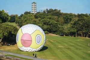 PressRelease_03_臺灣藝術家張騰遠的《鸚鵡模仿術-高爾夫球》，是直徑12公尺、放大近350倍的巨型高爾夫球。