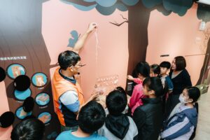 PressRelease_04導覽員於多功能空間示範互動展示教具陶紡輪使用。_1