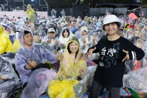 PressRelease_春藝「佇在我心Formosa」二二八紀念草地音樂會_民眾微雨中參加7