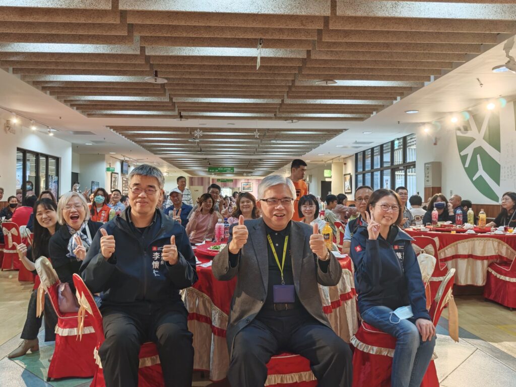 圖1-0213社會局提供-市府與伊甸基金會公私協力辦理燕巢家園，共同照顧本市身心障礙家庭。過年前與住民及家屬圍爐慶團圓。