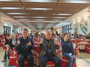 圖1-0213社會局提供-市府與伊甸基金會公私協力辦理燕巢家園，共同照顧本市身心障礙家庭。過年前與住民及家屬圍爐慶團圓。