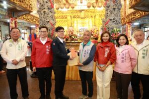 圖2-市長陳其邁19日前往永安區永安宮、茄萣區萬福宮、湖內區慈濟宮及路竹區天后宮等廟宇祈福，並致詞感謝中央及議會支持共創永安繁榮。
