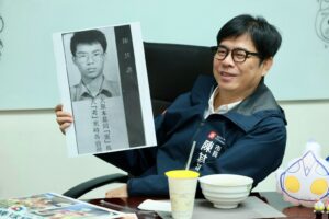 圖說2：看到高中畢業照，陳其邁笑著回味當時常遲到的趣事。