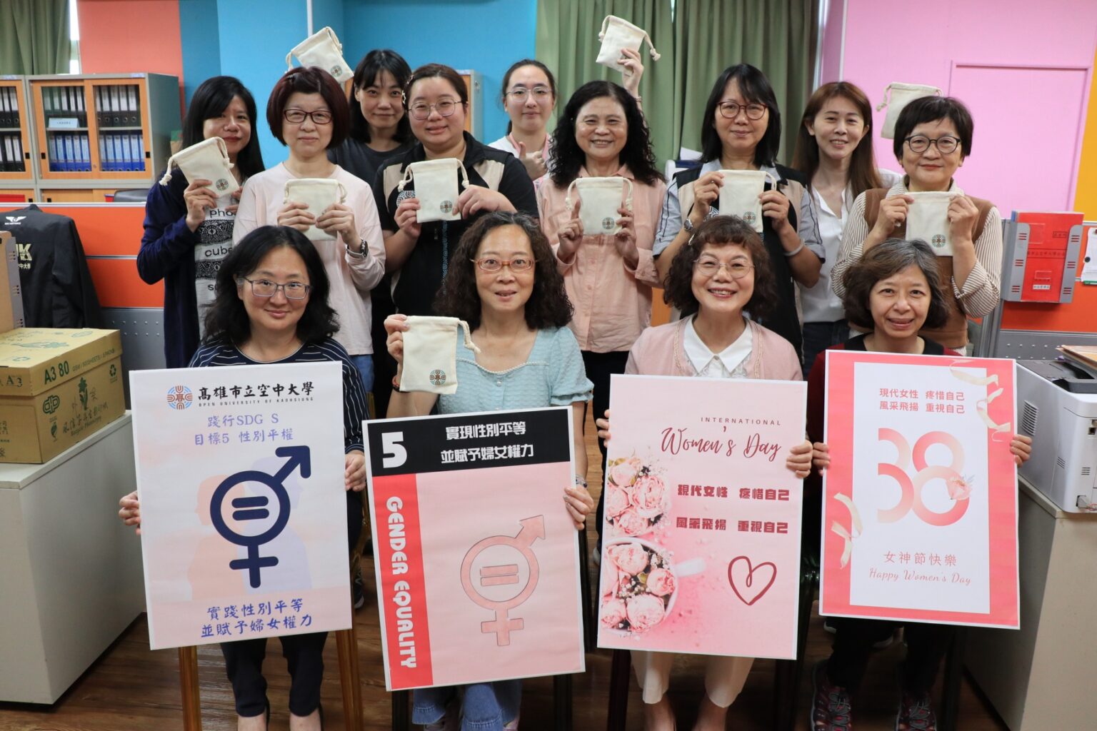 致敬國際婦女節 高雄空大校長陳月端贈送紓壓小物 慰勞及感謝女性同仁之辛勞 – 愛高雄一萬個理由
