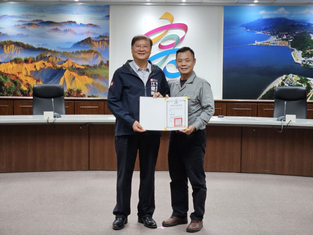 01-頒發新聘委員聘書予中鋼企業工會楊乙記理事長_0