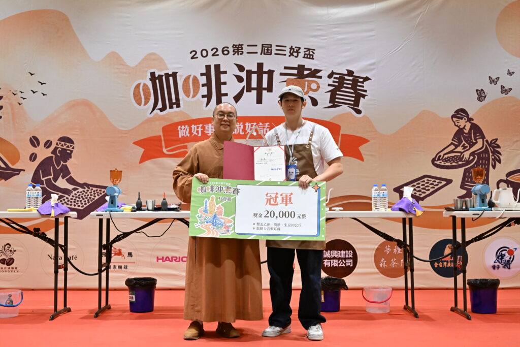 2慧屏法師頒獎給獲得社會組冠獎的吳天騰