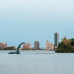 高雄澄清湖不明大型生物入侵！? 「2026高雄兒童節－恐龍酷樂園」驚喜彩蛋水中巨獸現身！