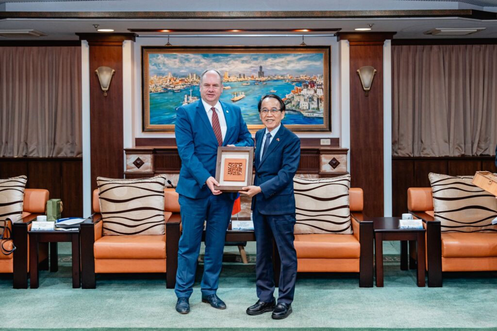 d5b90144-fbda-4cae-80b0-bcb4f40eaf25