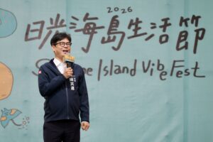圖1.市長陳其邁出席「日光海島生活節」開幕式，邀請大家利用周末時間到中央公園體驗多元文化，感受異國風情。