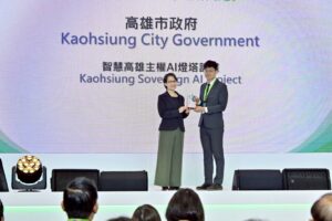 圖二：蕭副總統(圖左)頒發智慧城市創新應用獎，由研考會陳主委博洲領獎(圖右)_0